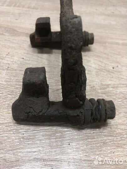 Скоба суппорта заднего Ауди А8 D2