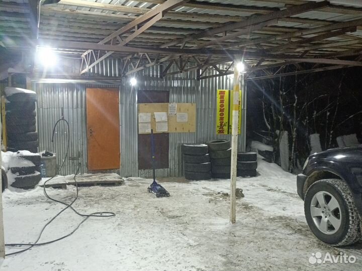 Работник шиномонтажа