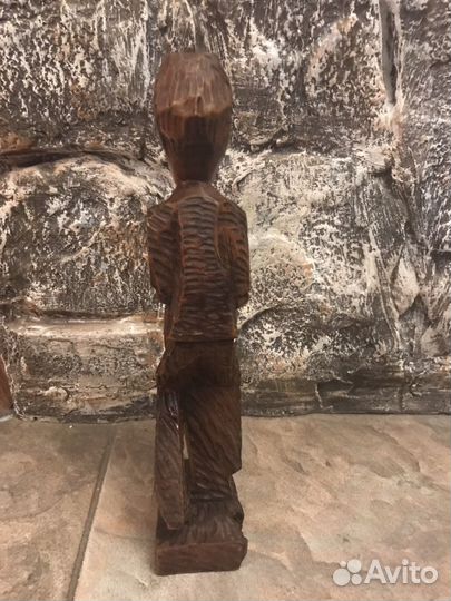 Старенькая статуэтка Африка. Мужчина с барабаном