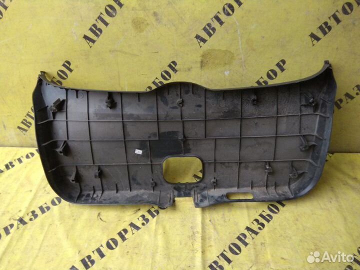 Обшивка крышки багажника Toyota Auris 150