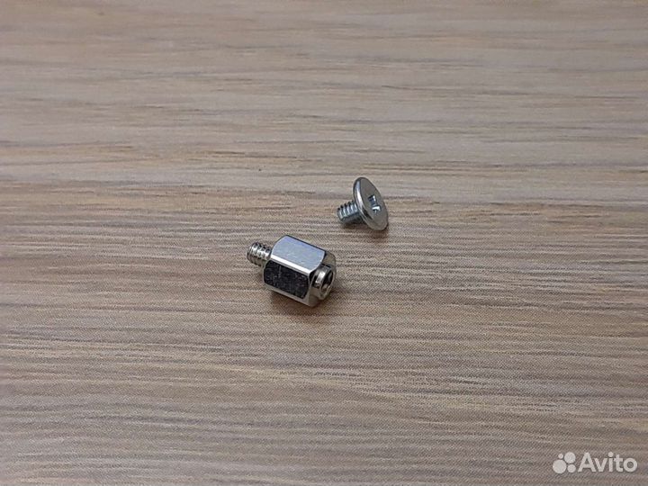 Винт и монтажная площадка для крепления M.2 SSD