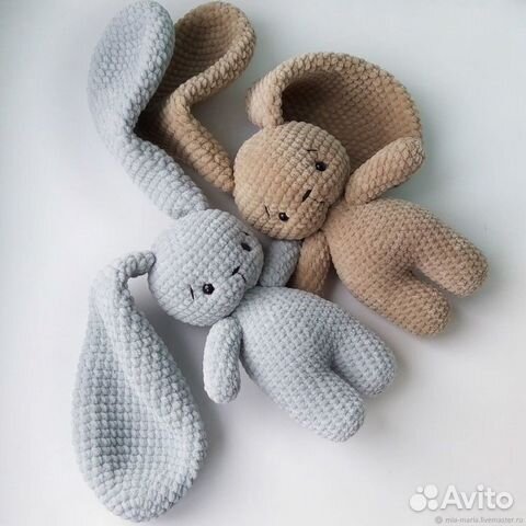 Плюшевый заяц с длинными ушками