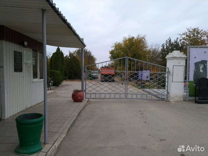 Уборка могил на кладбище