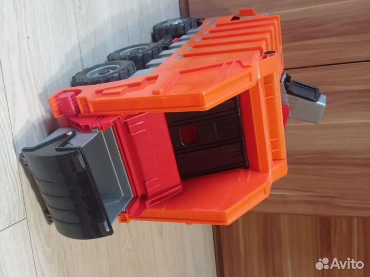 Мусоровоз и 2 бака