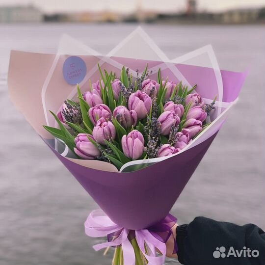 Букет из фиолетовых тюльпанов