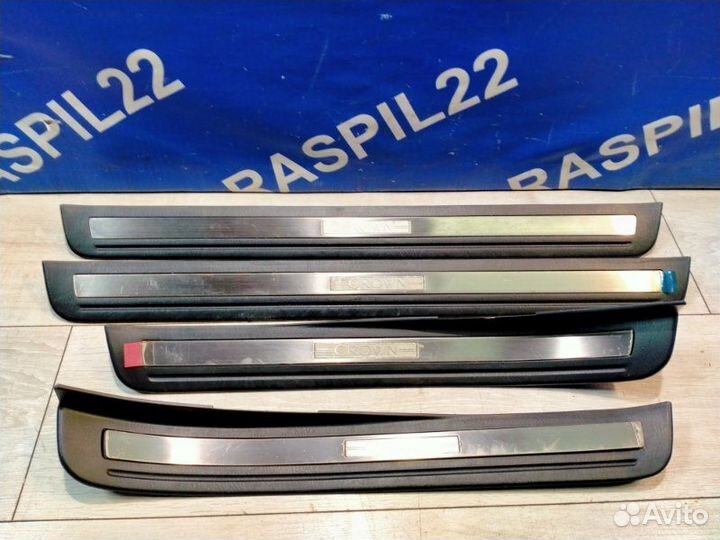 Накладка на порог с надписью Toyota Crown JZS155