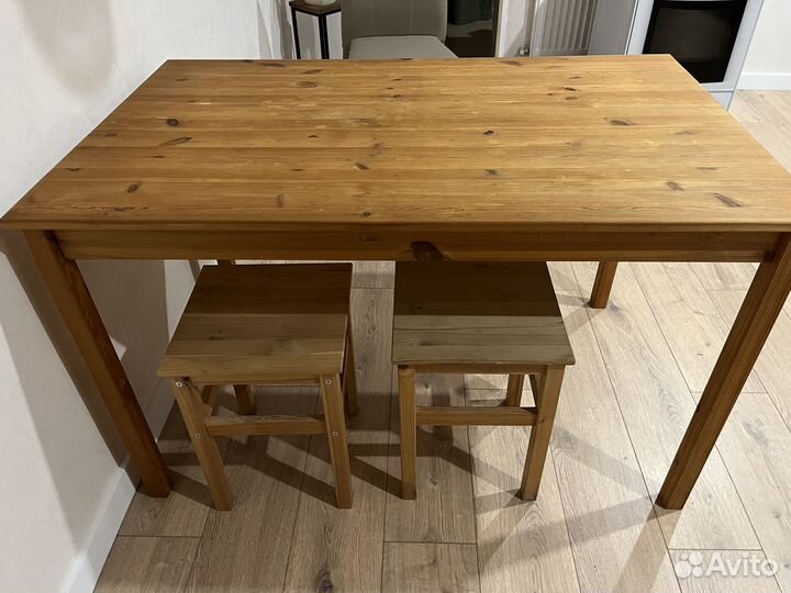 Стол и 2 табуретки (сосна )