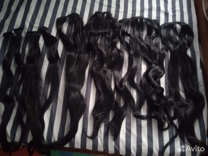 Пряди волос на заколках