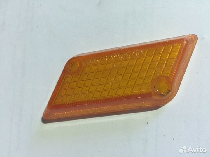 Стекло повторителя поворота правое ваз 2103