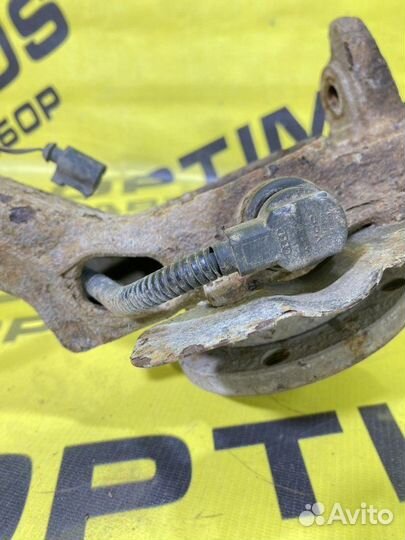 Кулак поворотный передний правый Volkswagen Passat