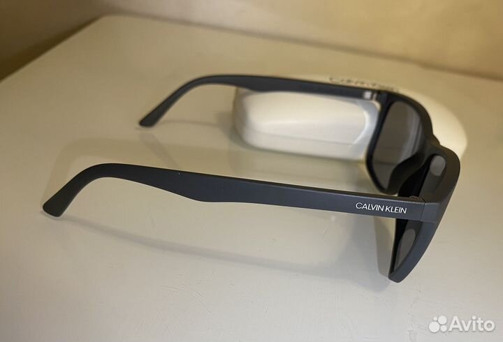 Женские солнцезащитные очки calvin klein