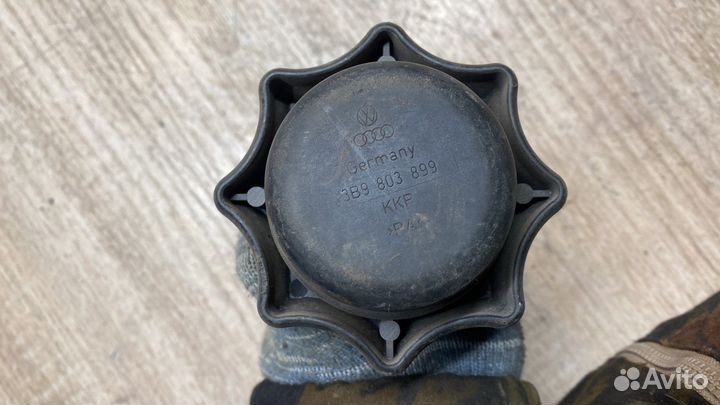 Болт крепления запасного колеса Passat B5