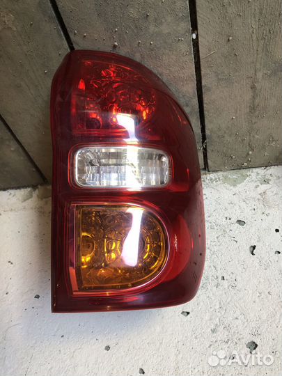 Фары на toyota rav 4 2005г.в