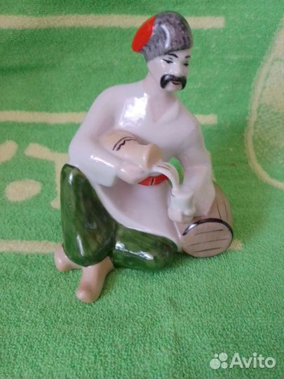 Фарфоровая статуэтка 