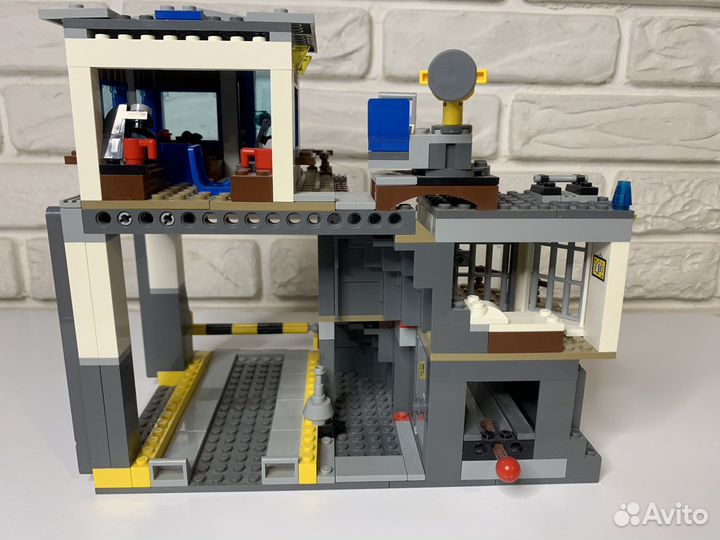 Lego City «Полицейский участок в горах»