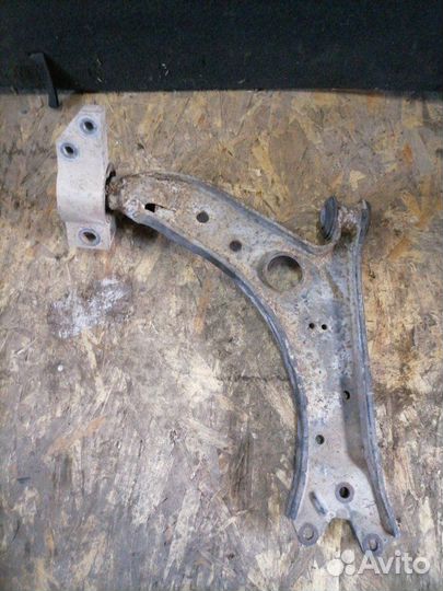 Рычаг подвески передний левый Volkswagen Jetta 5