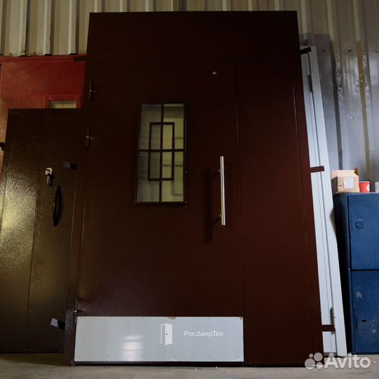 Дверь подъездная металлическая со стеклом