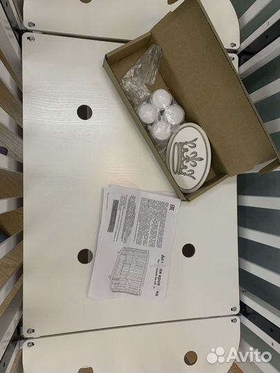 Детская кроватка с маятником