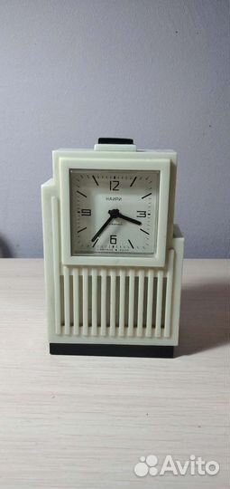 Часы настольные будильник 
