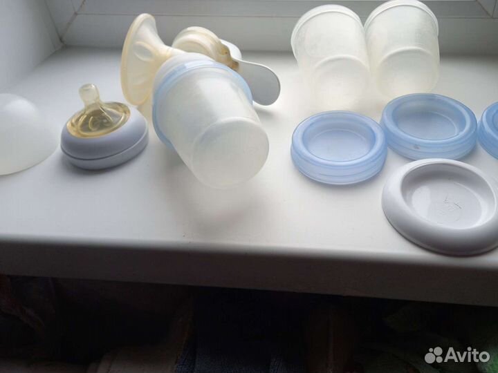 Молокоотсос ручной avent с стаканами для хранения