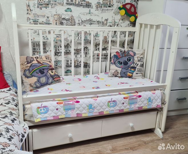 Детская кровать с маятником и ящиком