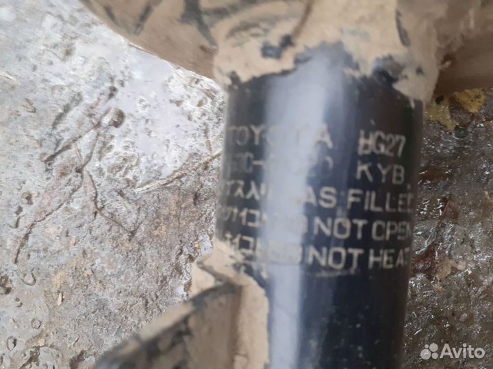Стойки амортизатора задняя правая левая на Lexus