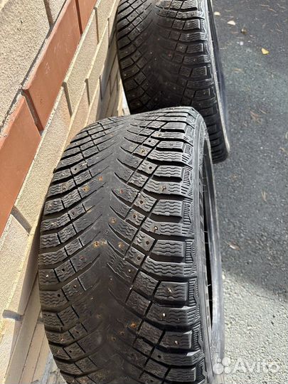 Michelin X-Ice North 4 275/40 R19 и 275/40 R19