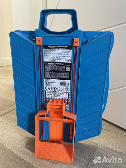 Hot wheels гараж и 20 машин