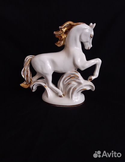 Фарфоровая статуэтка лфз Конь-огонь В\С
