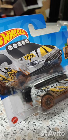 Модель Hot Wheels Chrysler Pacifica серебристый