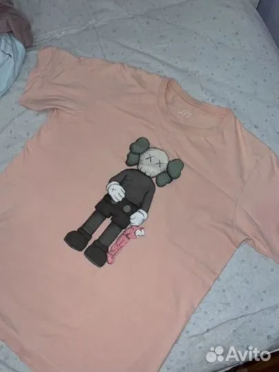 Футболка uniqlo kaws