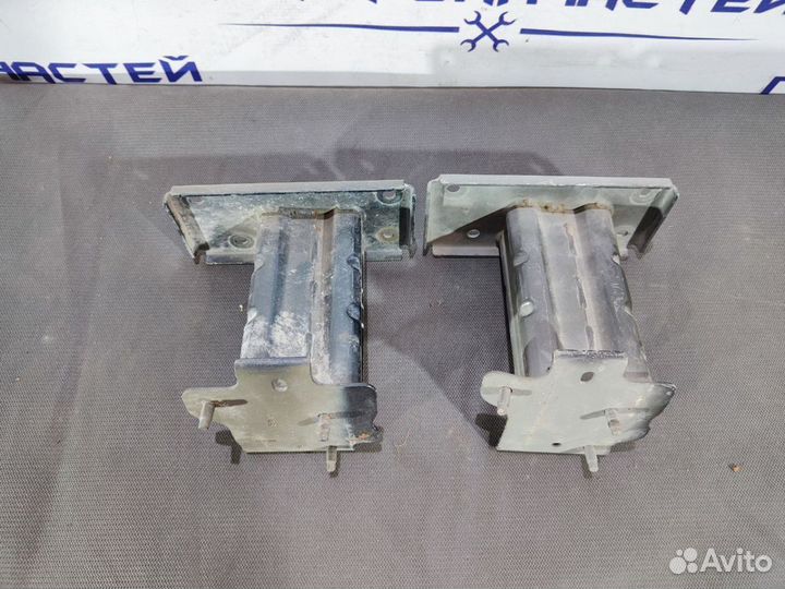 Усилитель переднего бампера прав. Nissan X-Trail