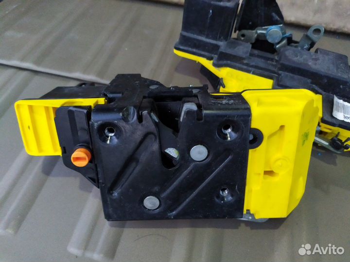 Замок задней двери (жёлтый) Вольво