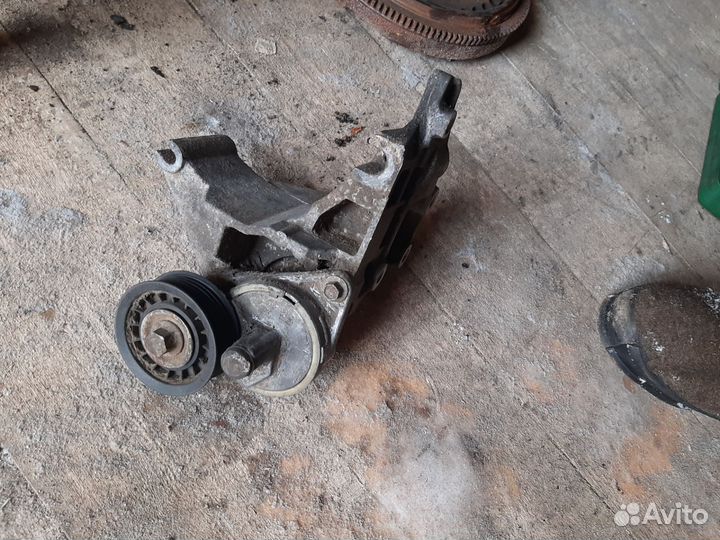 Кронштейн генератора ford focus 1 с роликом натяж