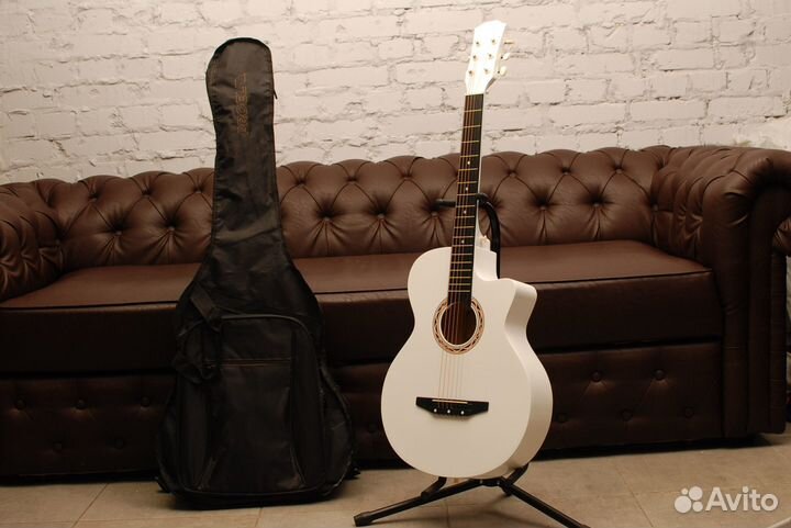 Акустическая гитара (Аксессуар в подарок)