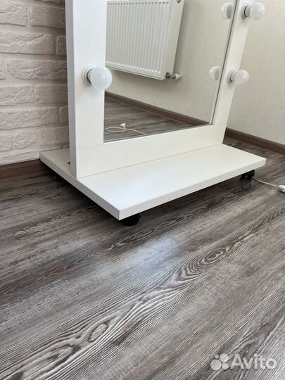 Гримерное зеркало с лампочками