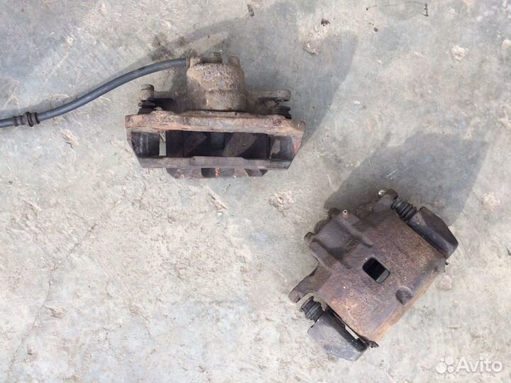 Суппорт переднего тормоза Mitsubishi Lancer 9