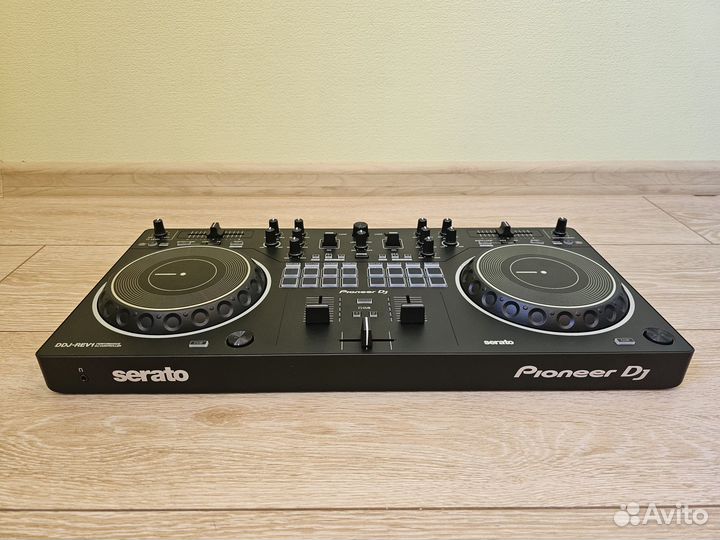 DJ-контроллер Pioneer DDJ-REV1