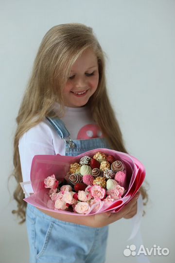 Клубничный букет с кустовой розой