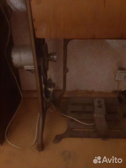 Швейная машинка с ножным приводом
