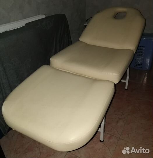 Продаю массажную косметическую кушетку
