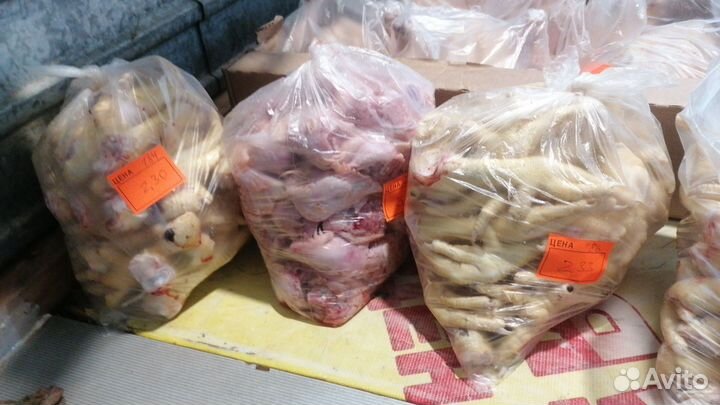 Лапы не очищенные от бройлеров, головы очищенные