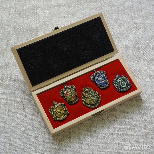 Набор значков: гербы факультетов Хогвартс, Поттер