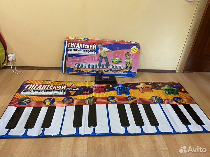 Гигантский напольный синтезатор