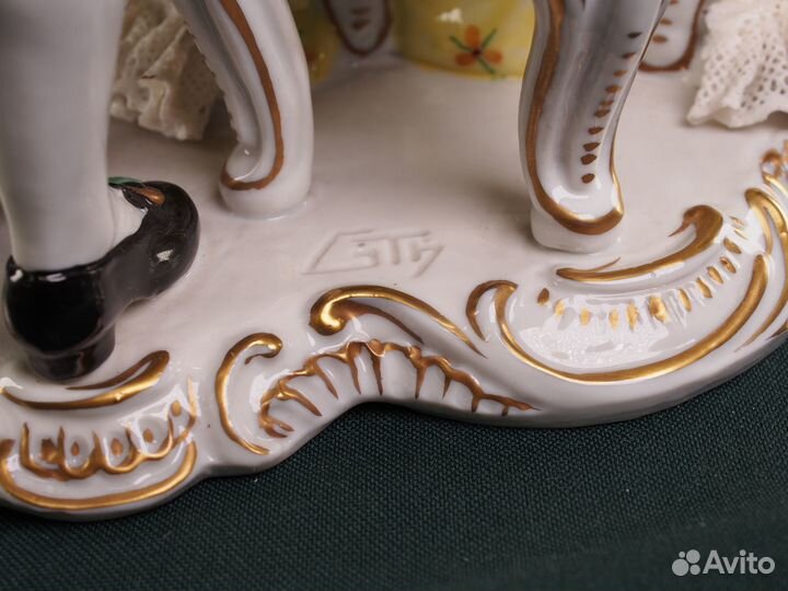 Фарфоровая статуэтка-кружевница 