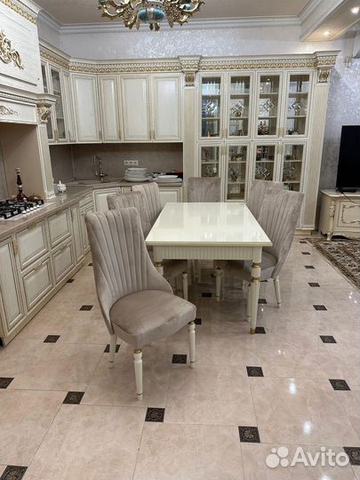 Стол и стулья