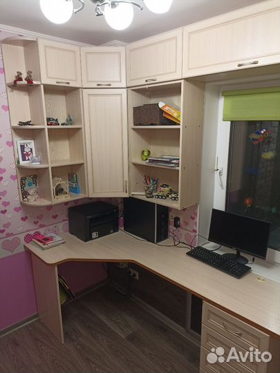 Угловой письменный стол с полками