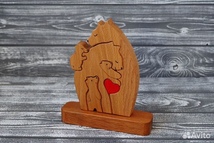 Фигурка из дерева. Семья медведей
