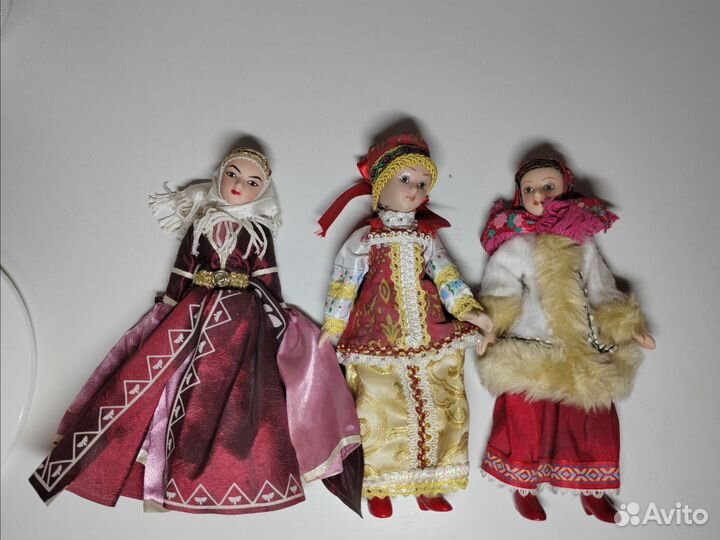 Кукла фарфоровая