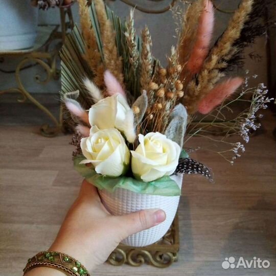 Композиция из сухоцветов в керамическом горшке